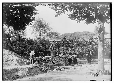 Digging trench at Porte Maillot, Paris