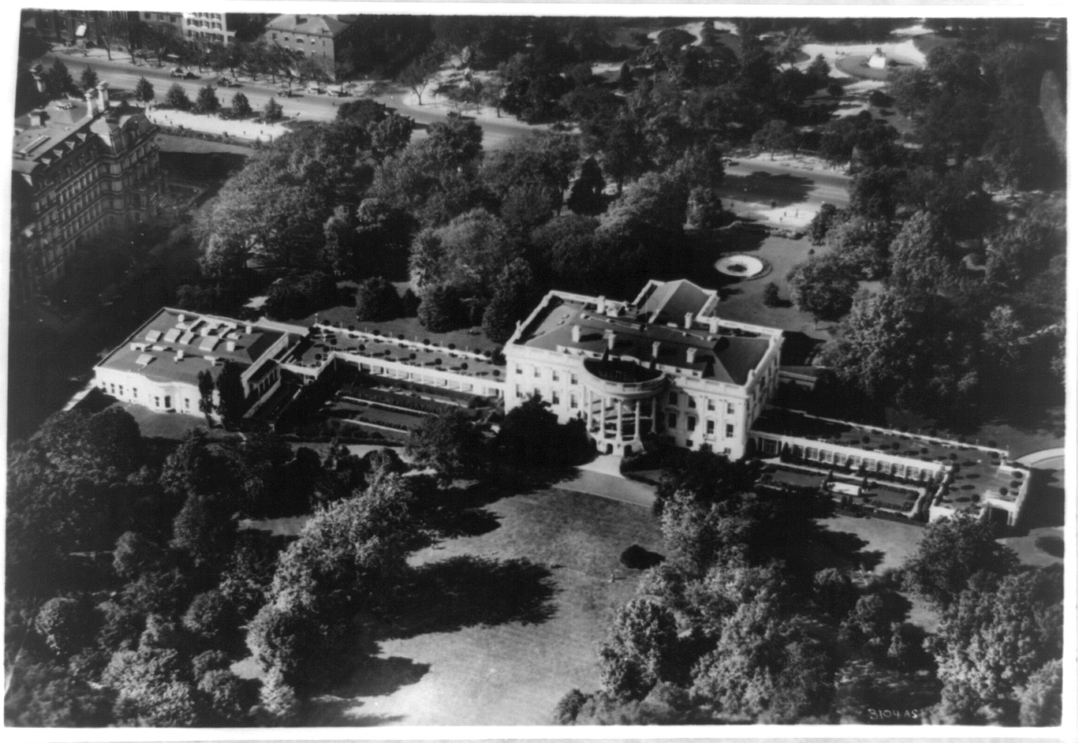 Aerial view of the White House, Washington, D.C., [between 1910 and 1930(?)] — historic photograph