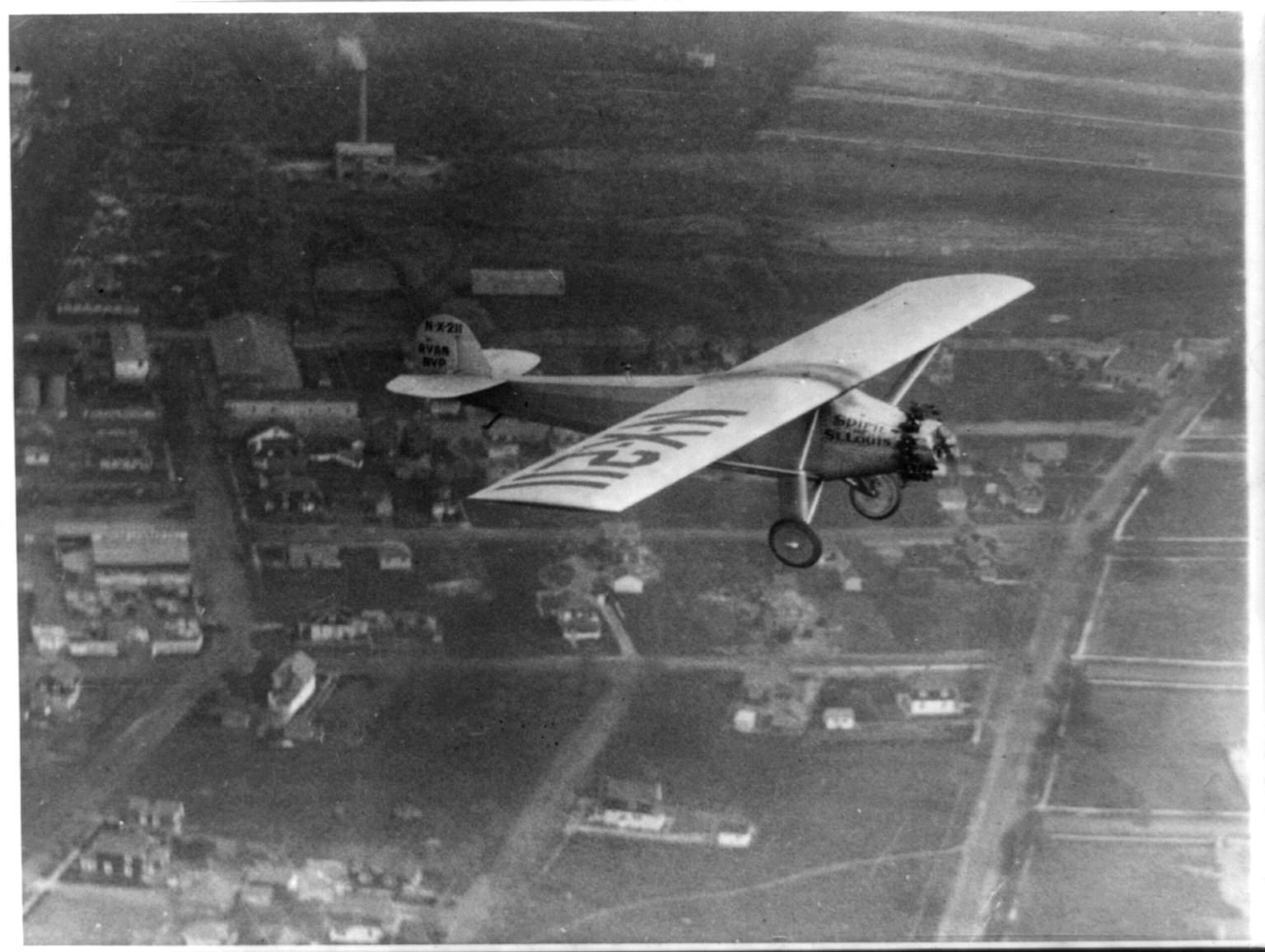 Spirit of St. Louis in flight, 1927 — historic photograph