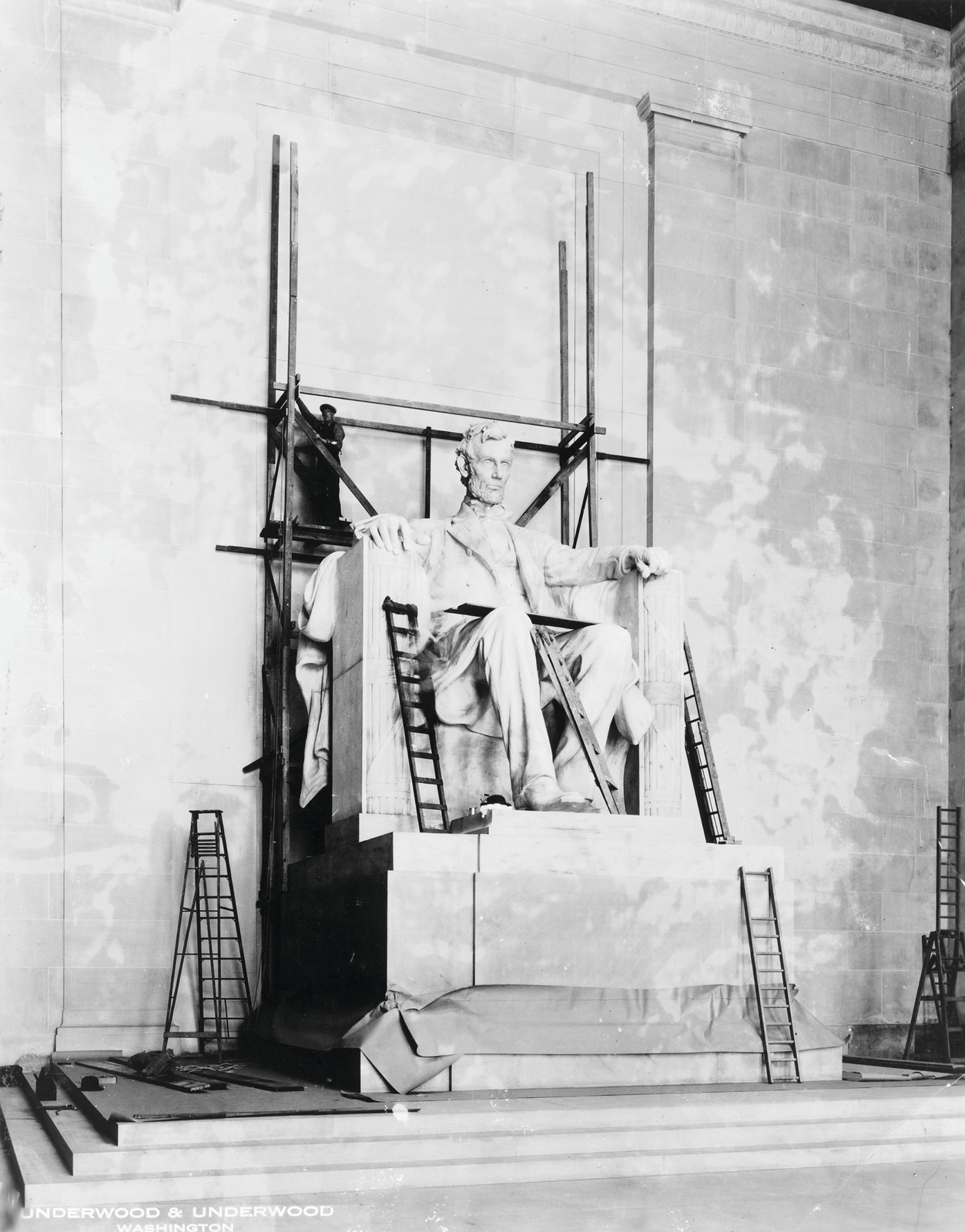 Lincoln Statue Under Construction In The Lincoln Memorial — historic photograph