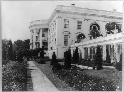 [Flower garden and pool, White House, Washington, D.C.]