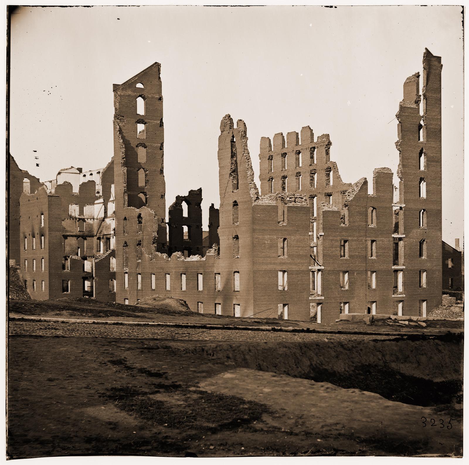 Richmond Virginia. Ruined buildings in the burnt district, 1865 — historic photograph