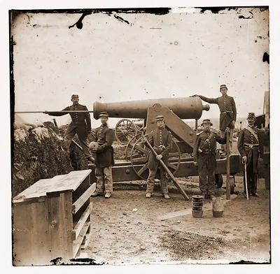 Arlington Virginia. Soldiers of 4th New York heavy Artillery loading 24-pdr. siege