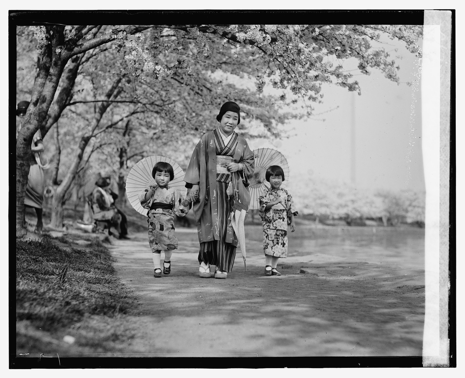 Madam Kawamura & children, 4/14/24, [19]24 April 14. — historic photograph