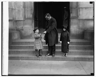 Singer midgets Louis Vashek and Dora Vieg, [11/3/24]