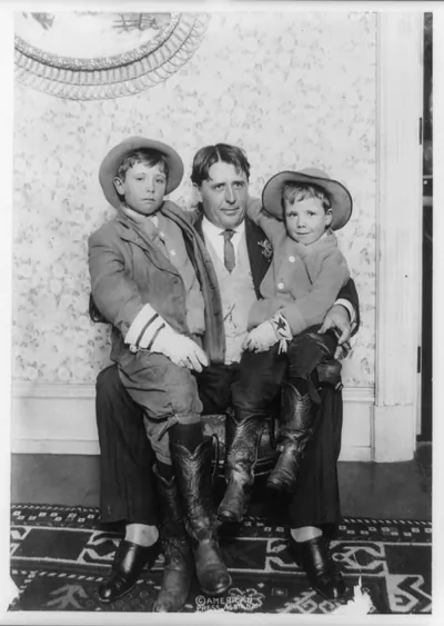 [John Reeves Abernathy, full-length portrait, seated, holding his two sons, Louis Van Abernathy and Temple Reeves Abernathy]