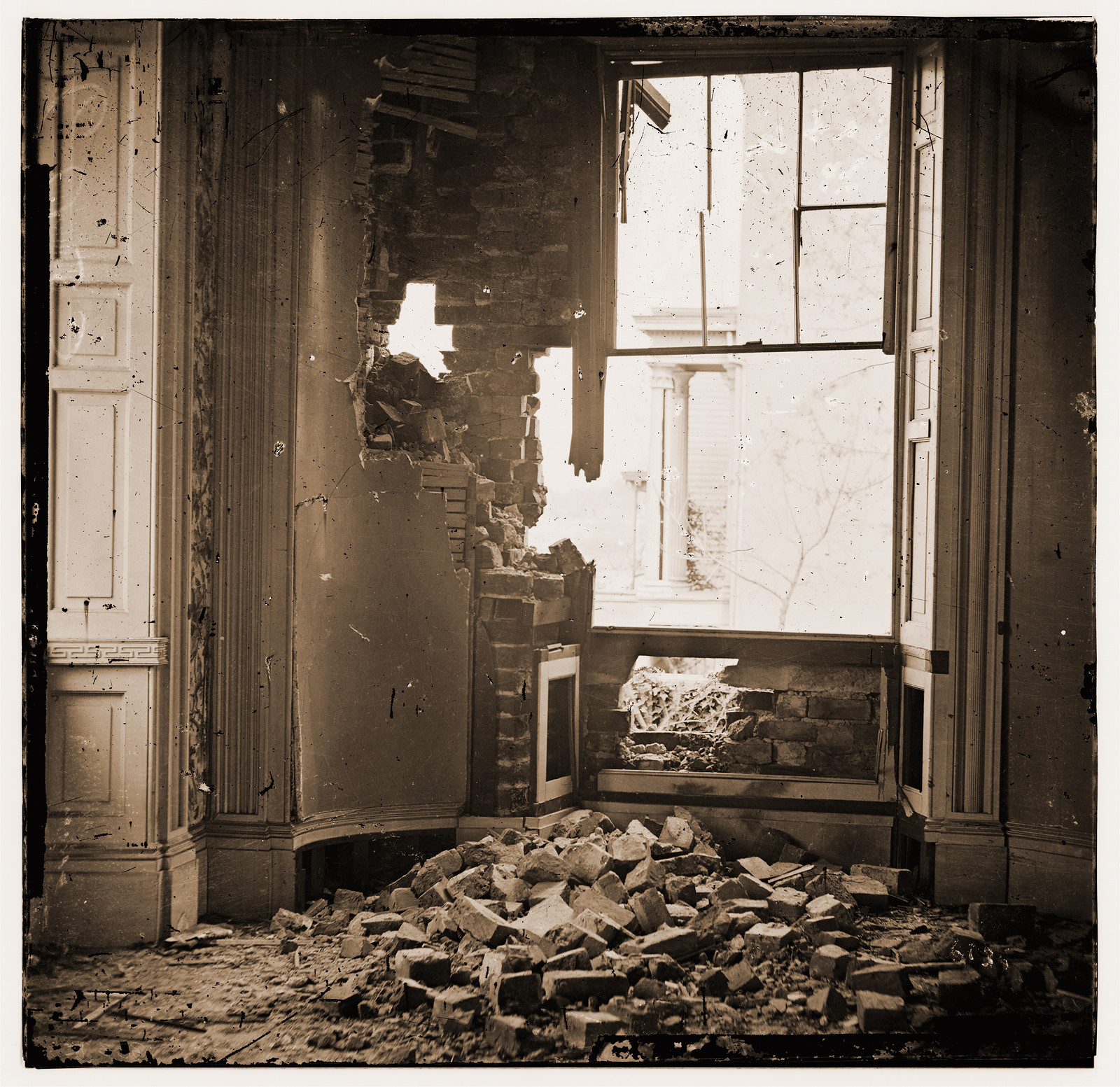 Petersburg Virginia. Interior of colonial mansion on Bollingbrook street, 1865 — historic photograph
