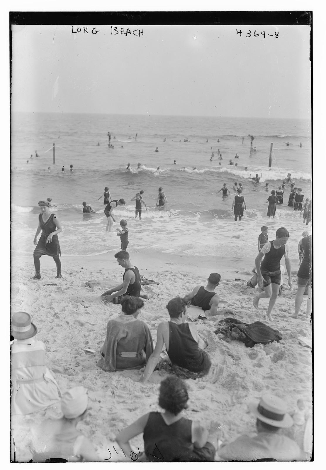 Long Beach picnicers, n/a — historic photograph