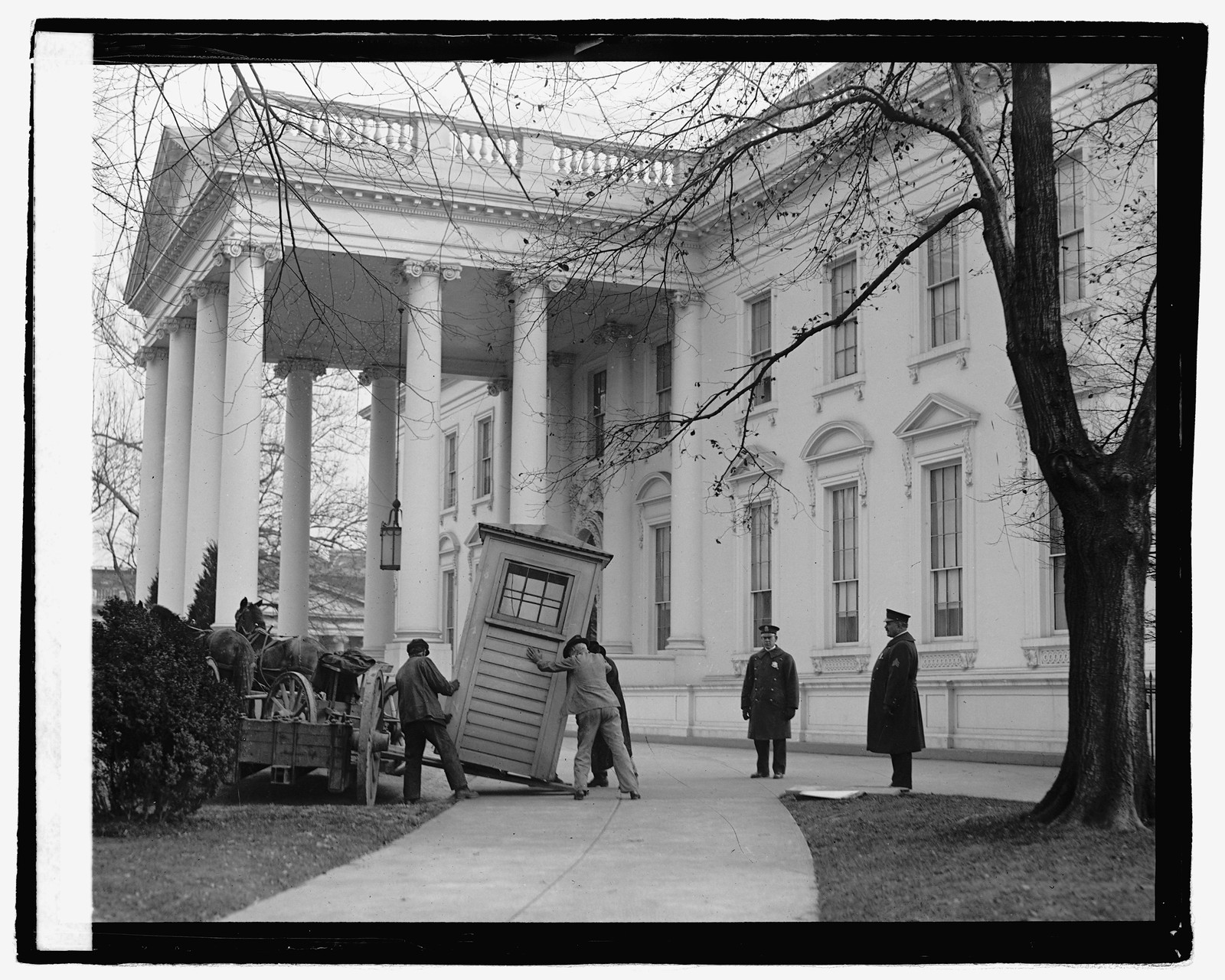 [Moving kiosk in front of White House, Washington, D.C.], 12/16/21, [19]21 December 16. — historic photograph