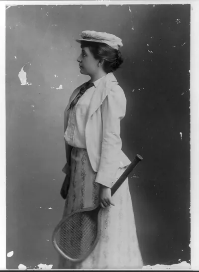 [Street-types of Chicago: young woman with tennis racket]