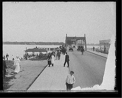 [View of Belle Isle Bridge in Detroit, taken from East Jefferson Avenue and looking toward Belle Isle]