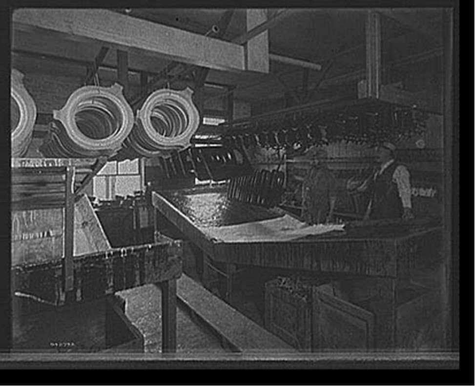 [Japanning room, Glazier Stove Co., Chelsea, Mich.], [between 1895 and 1910] — historic photograph