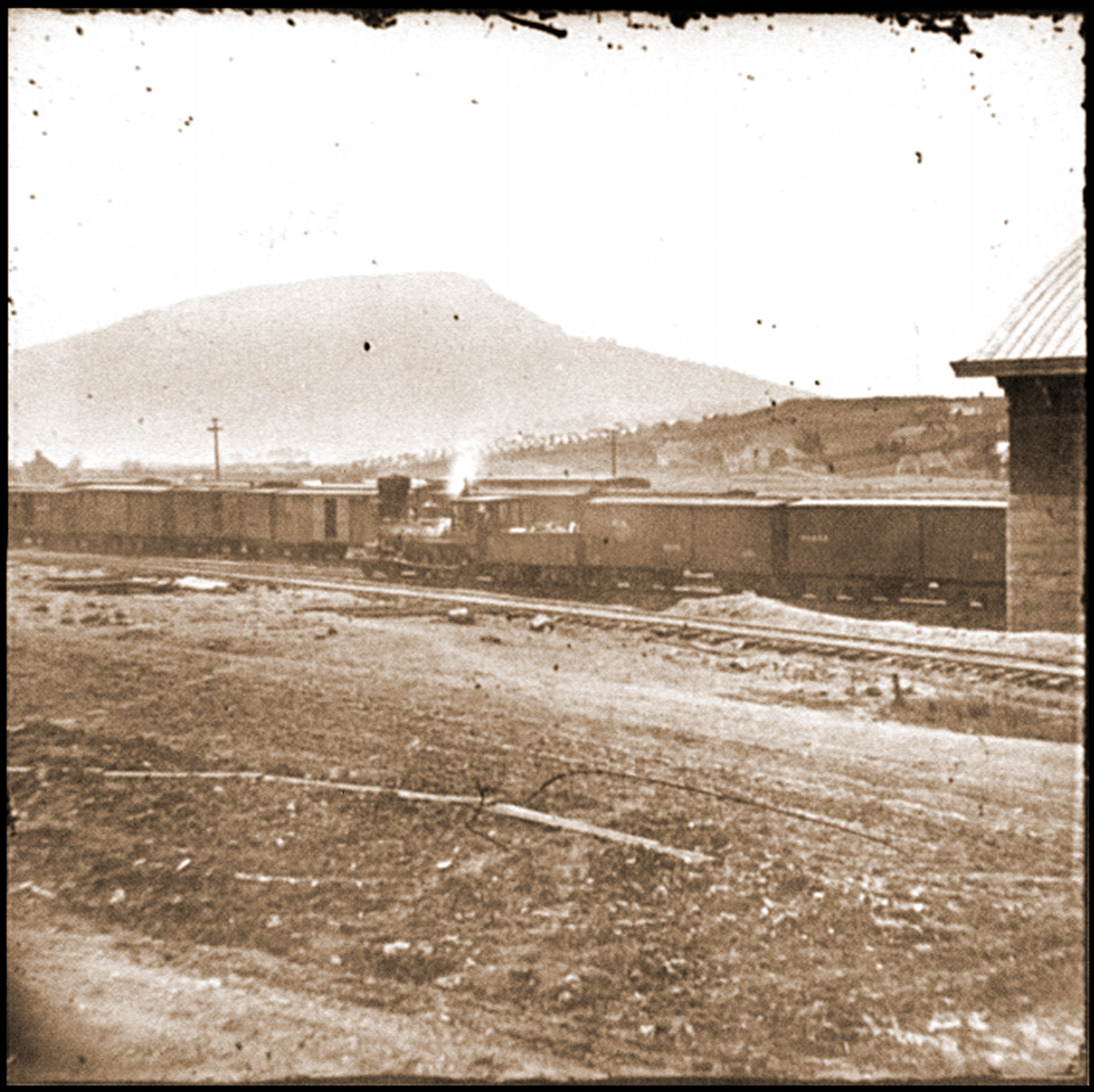 Chattanooga Tenn. U.S. military train at depot; Lookout Mountain in background, 1864 — historic photograph