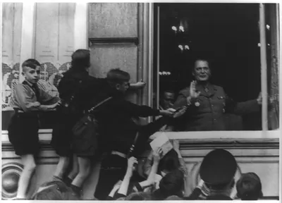 [Hermann Göring, half-length, in uniform, in Hotel Messmer]