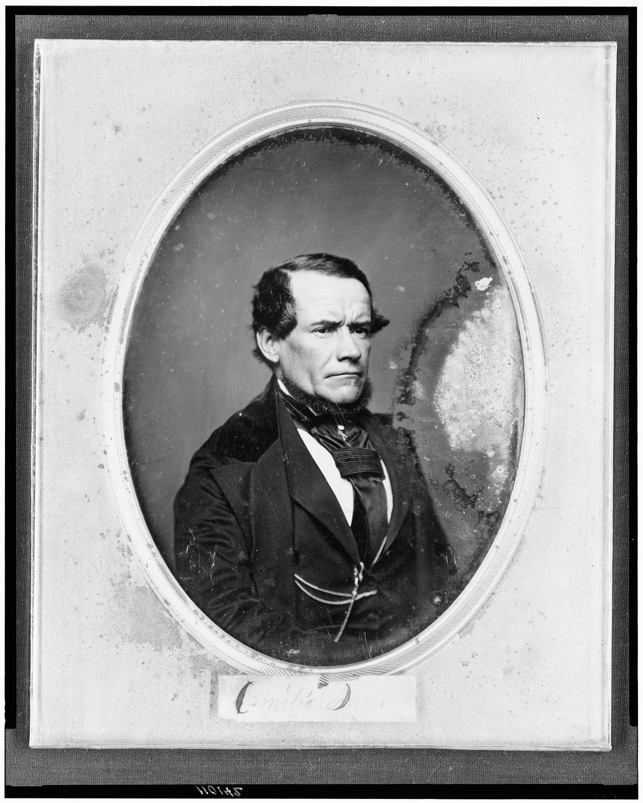 Half-length portrait of a man in an oval mat, 1844 — historic photograph