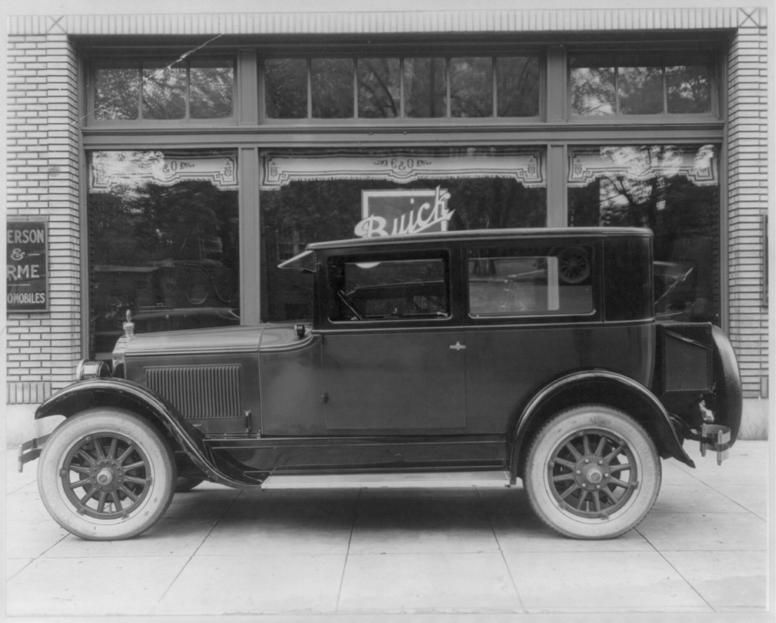 [New Buick in front of showcase of Emerson and Orme, Washington, D.C.], [ca. 1920] — historic photograph
