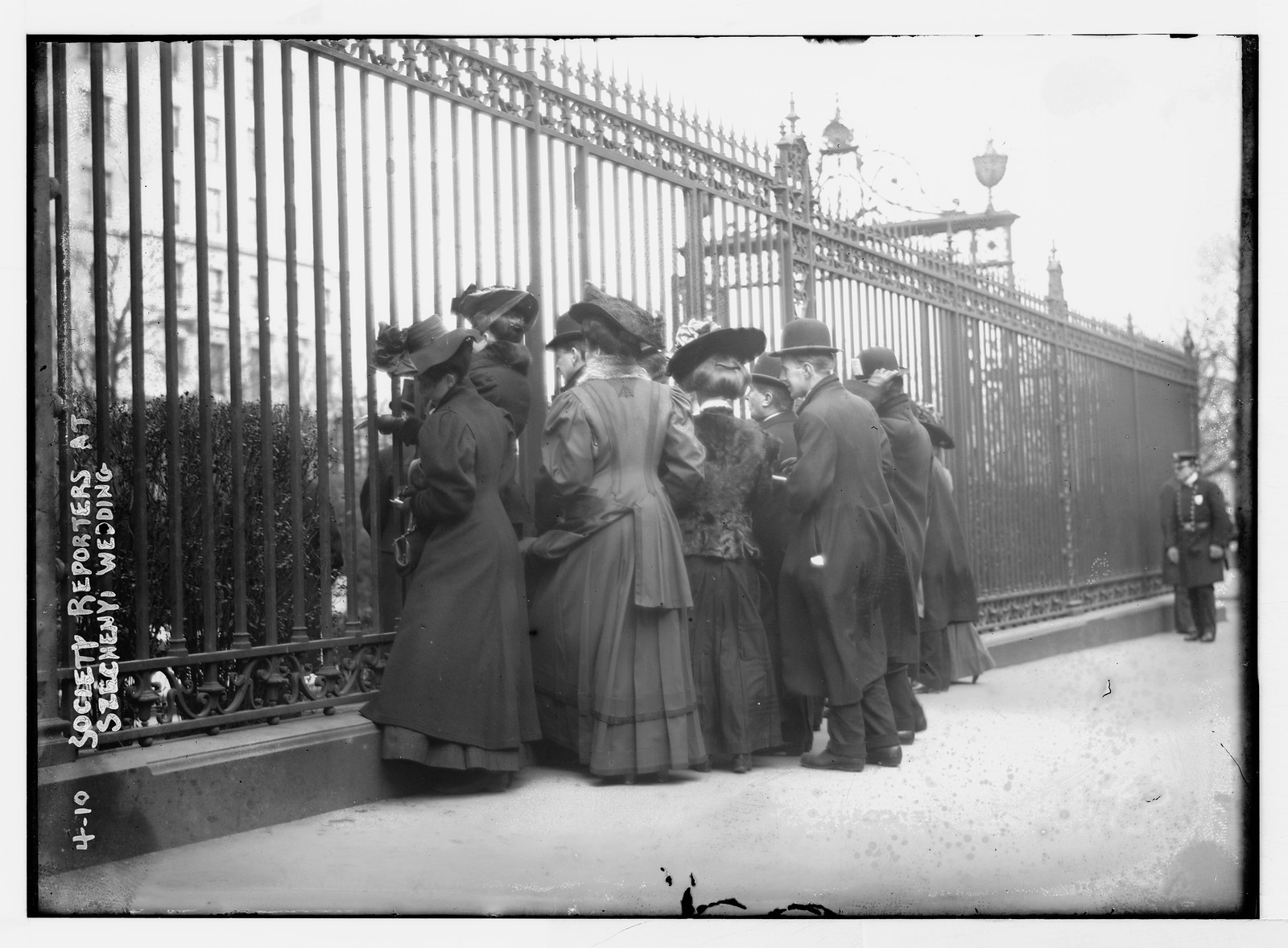 Szechenyi wedding - society reporters outside gate, New York, 1/27/08. — historic photograph