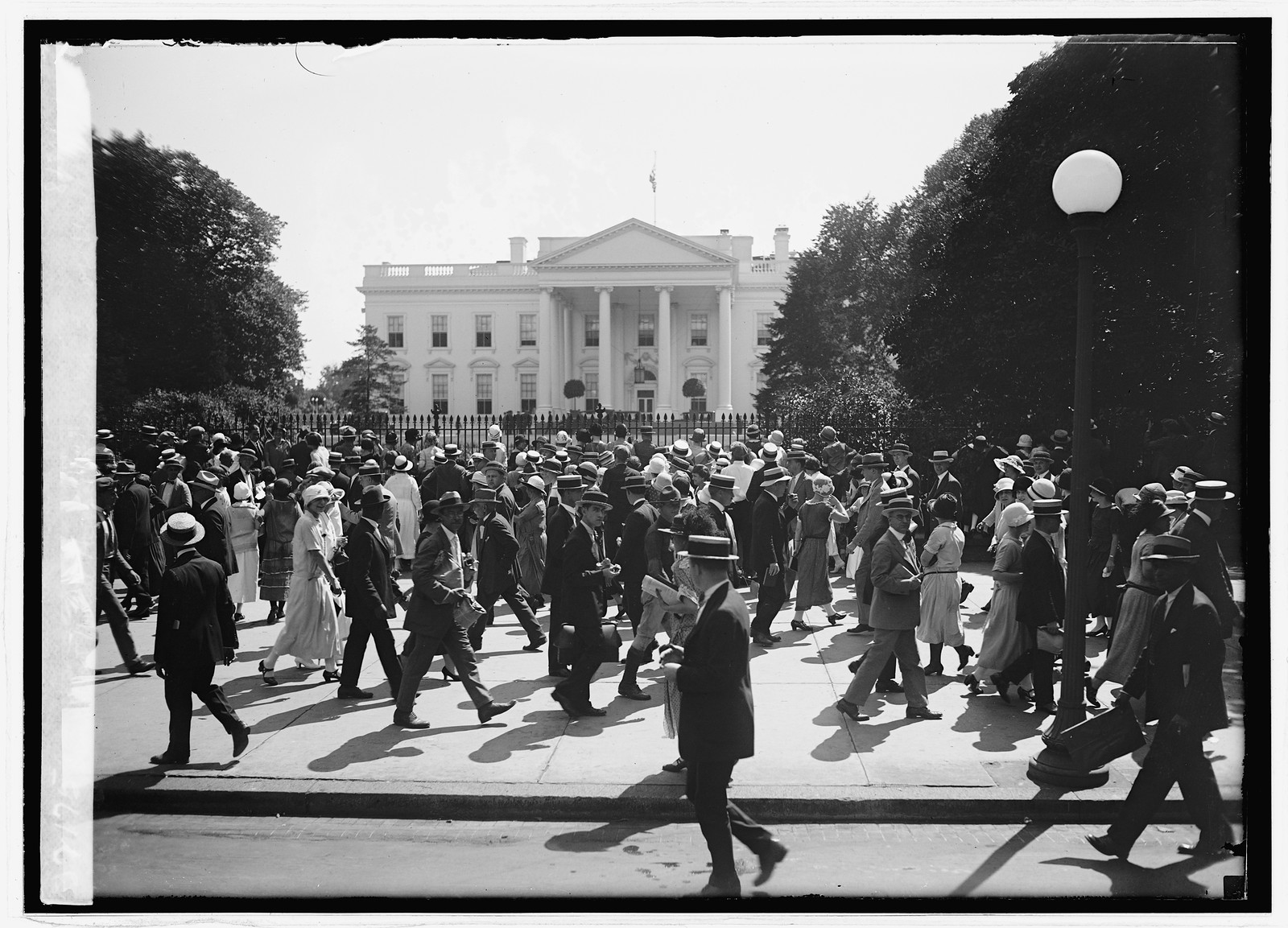 Crowd at White House, [Washington, D.C.], to see Prince of Wales, 8/30/24, [19]24 August 30. — historic photograph