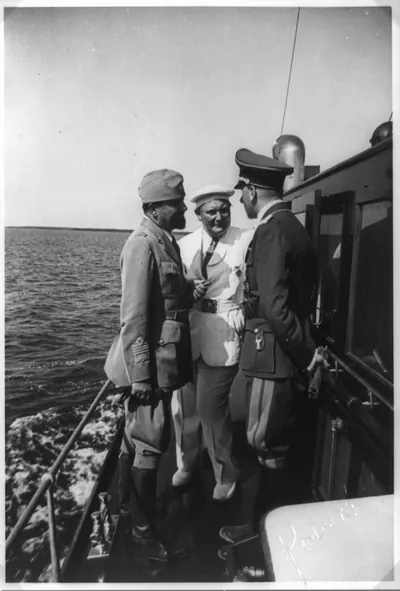Motorbootfahrt mit der Carin II" zum Darss / Robert."