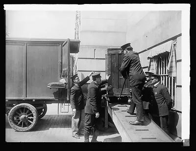 Treas. Dept. van delievering money to Treasury, [Washington, D.C., 1914]