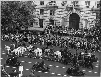 [Roosevelt's funeral procession with horse-drawn casket, Pennsylvania Ave.]