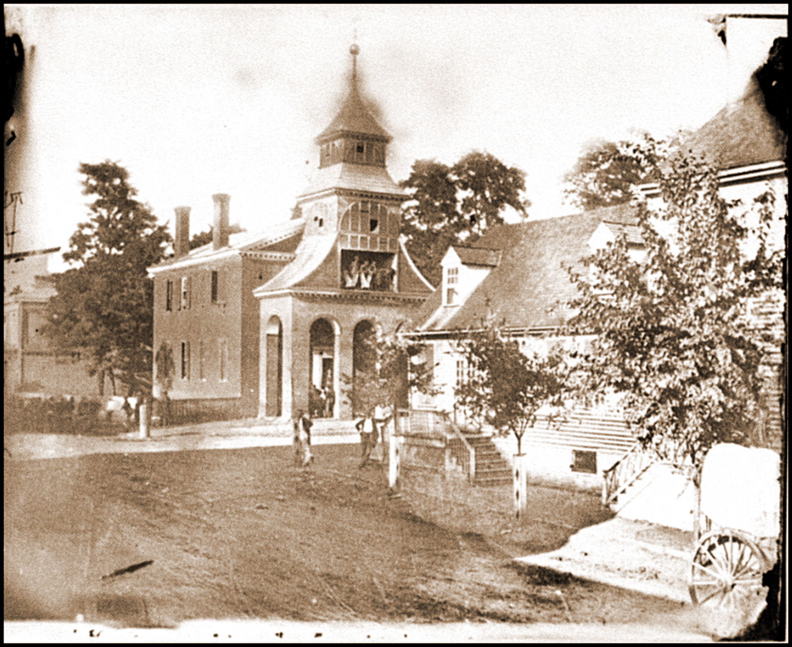 Culpeper Court House Va. Court house with a group of Confederates captured at Cedar, 1862 — historic photograph