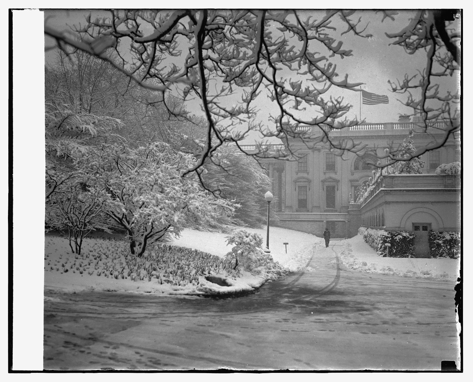 White House snow scene, 4/1/24, [19]24 April 1. — historic photograph