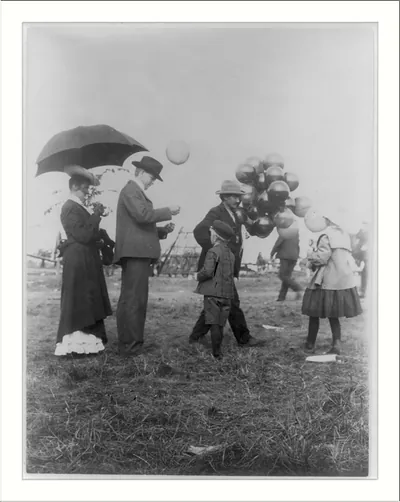 [Minnesota State Fair: balloon vendor]