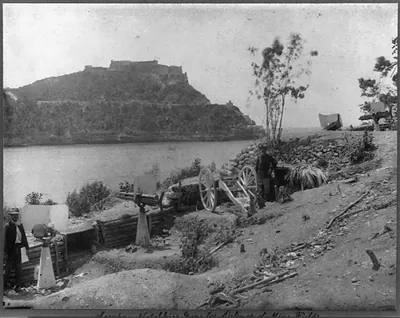 [U.S. Army fortifications in Cuba, 1898-99]: Hotchkiss guns for the defence of mine fields, Socapa