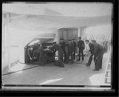 U.S.S. Newark, sighting 6-inch gun