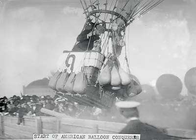 Balloon race, American balloon "Conqueror" rising , Berlin