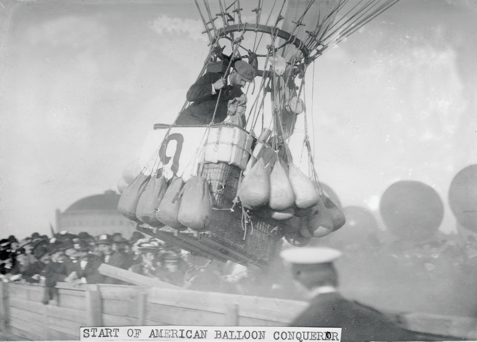 Balloon race, American balloon "Conqueror" rising , Berlin, 1908 — historic photograph