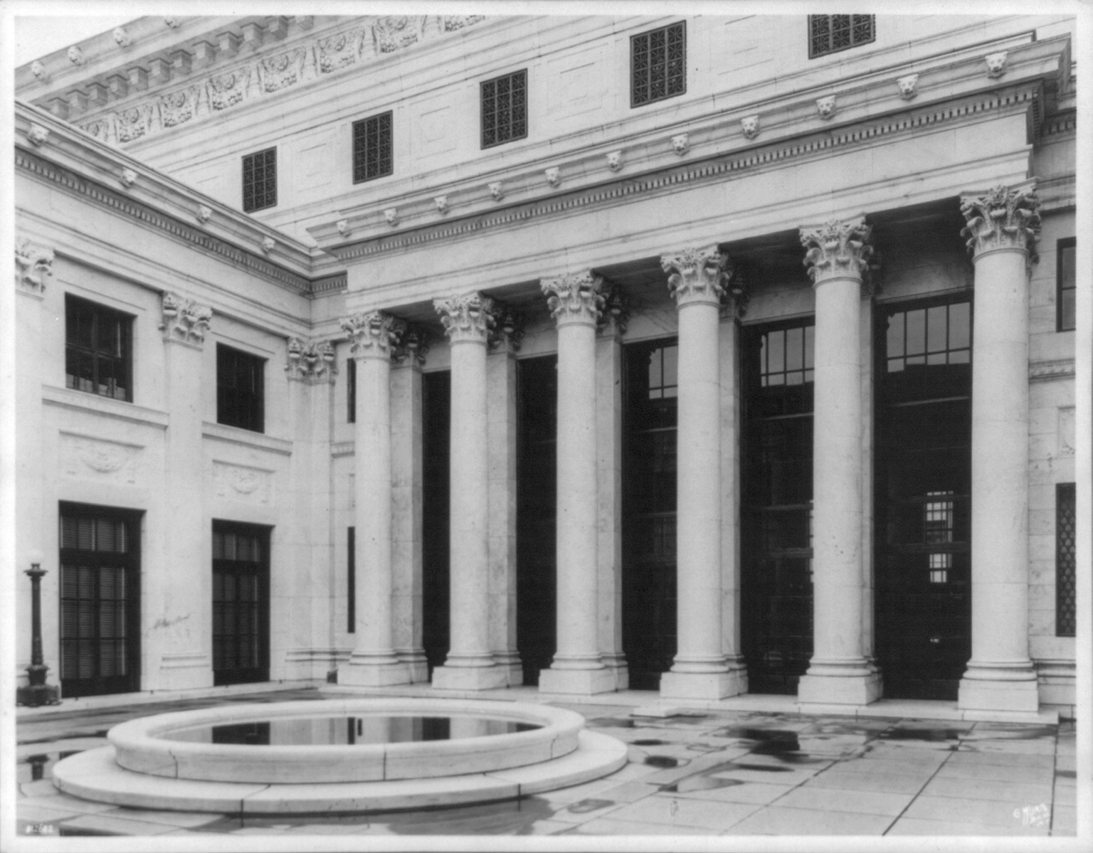 D.C. Washington. Supreme Court Building. 1935. Exterior: View of courtyard — historic photograph