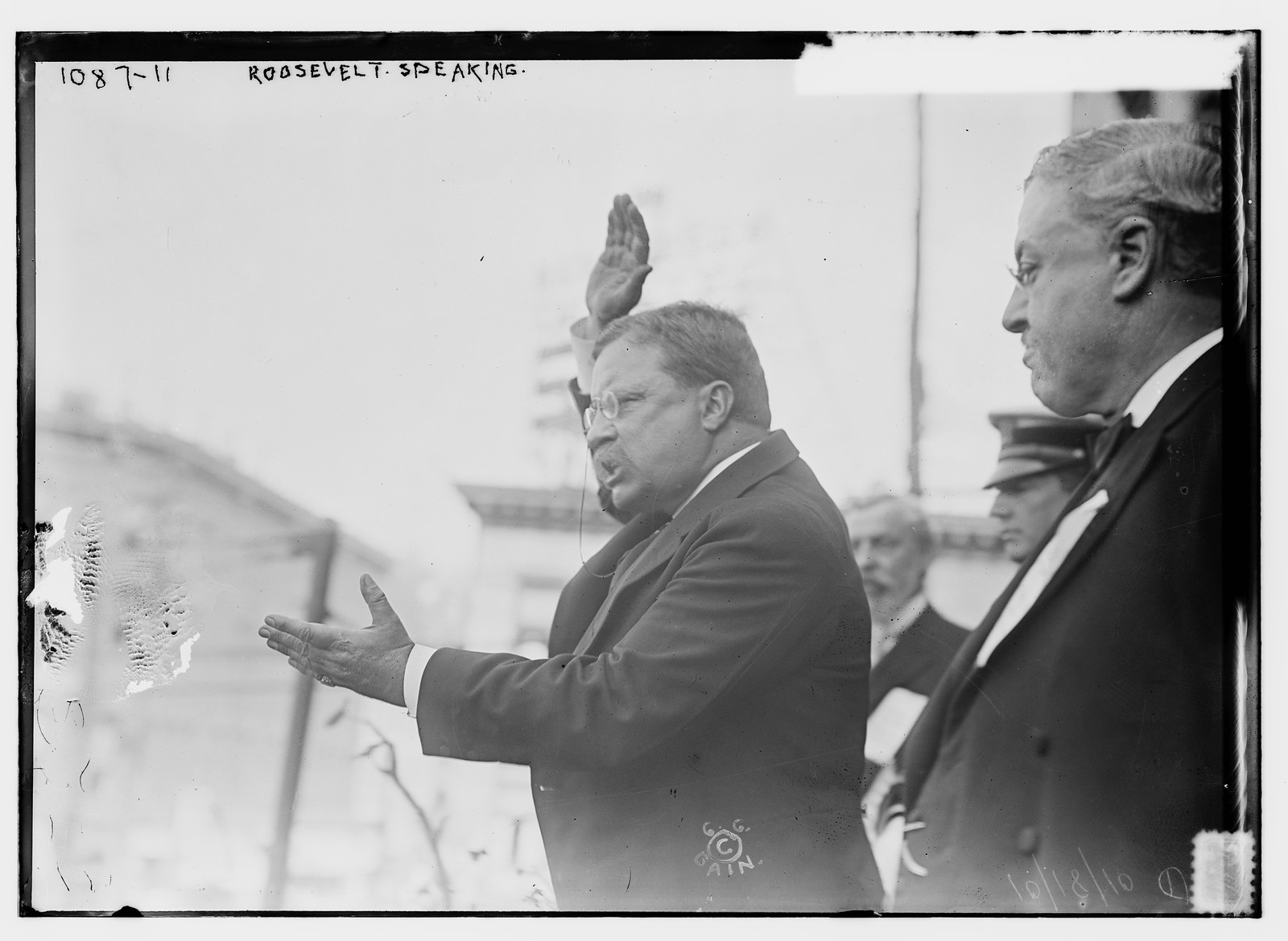 T. Roosevelt speaking, gesticulating with arms, Yonkers, NY, 10/17/10. — historic photograph