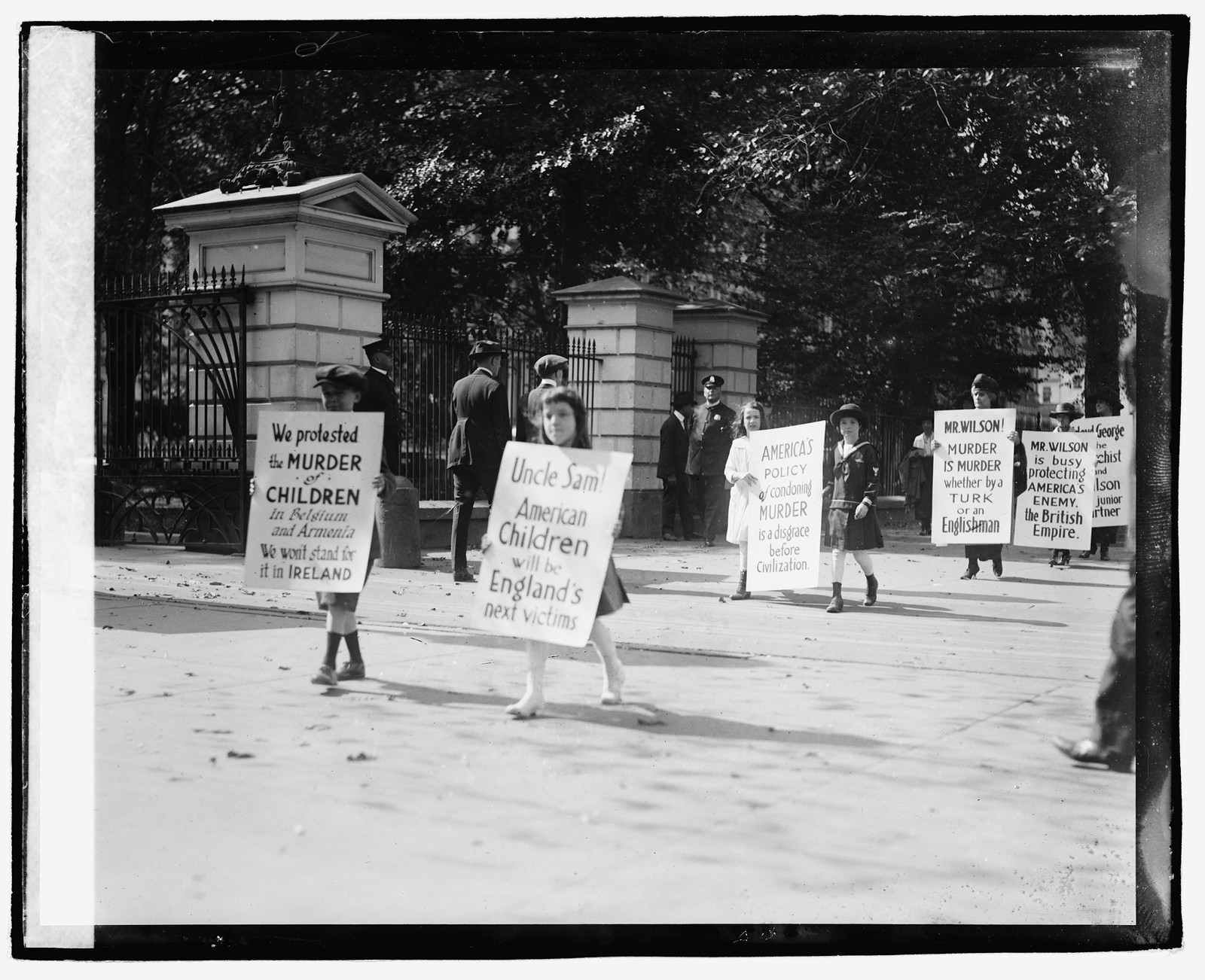 Irish pickets at White House, [1920] — historic photograph