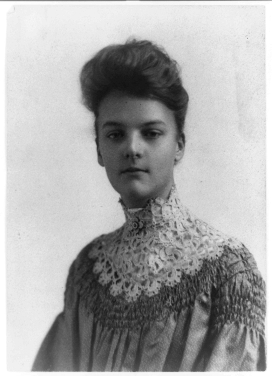 [Agnes Ernst half-length portrait, facing left], [between 1900 and 1920] — historic photograph