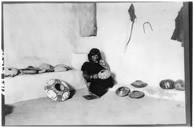 [Nampeyo, a noted Tewa Hopi potter of the Hano pueblo in northeastern Arizona, decorating pottery]