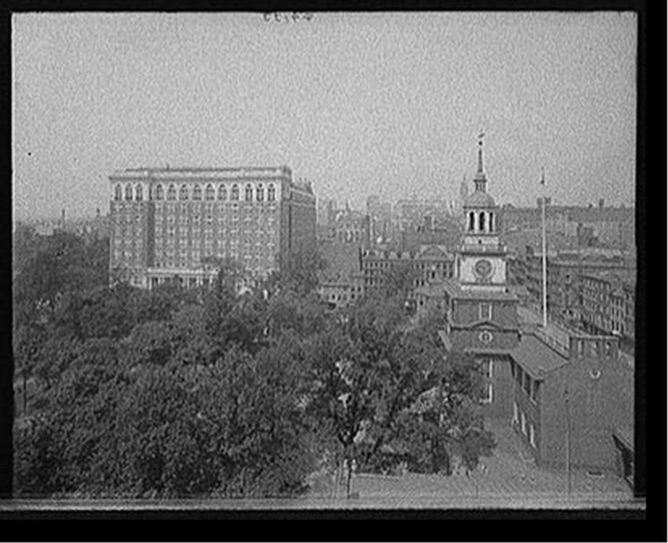 [The Curtis Publishing Company Building and Independence Hall, Philadelphia, Pa.], [between 1900 and 1915] — historic photograph