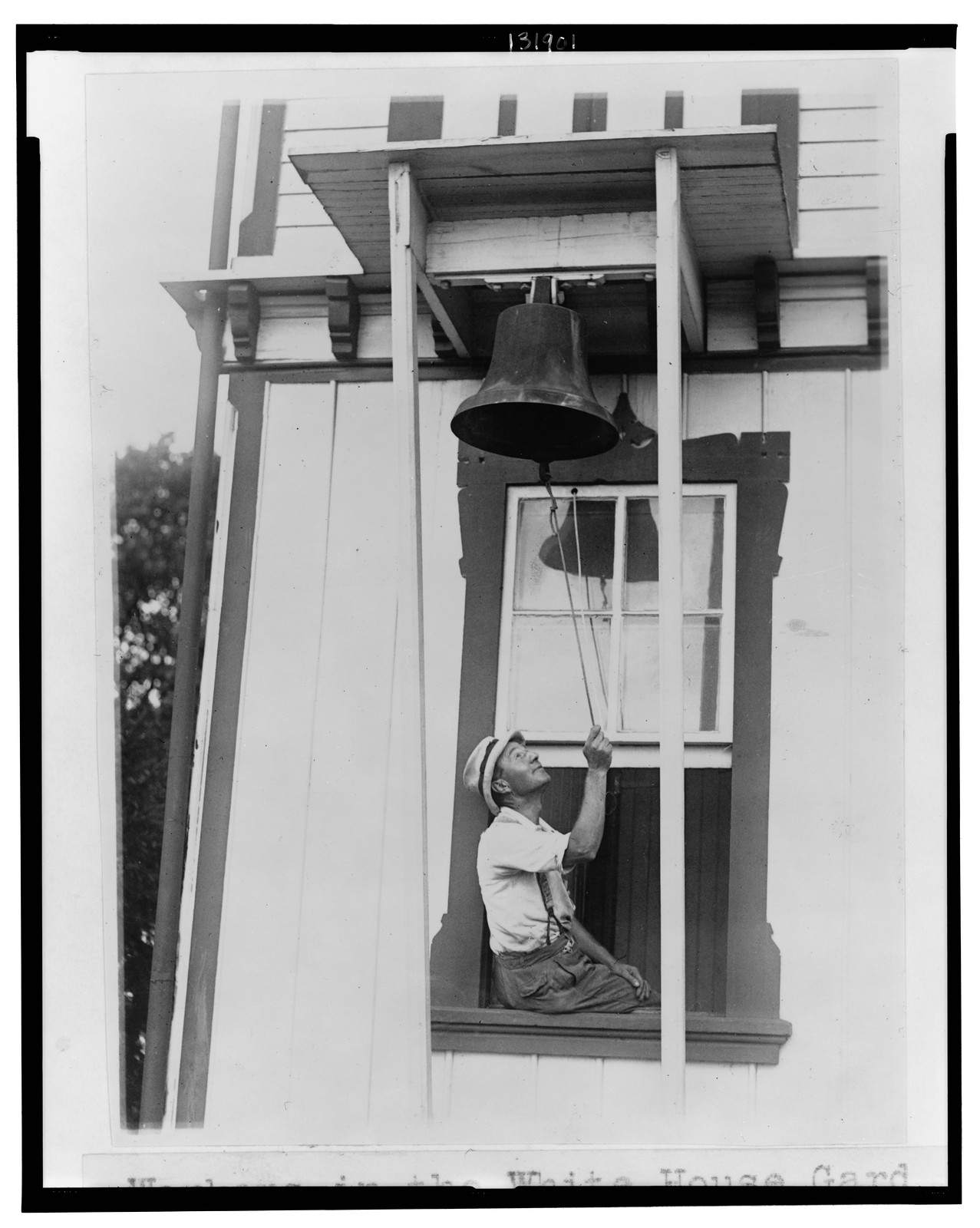 Workers in the White House gardens still cling to the old custom of going to work by the ringing of a huge bell, 1922 Sept. 12. — historic photograph