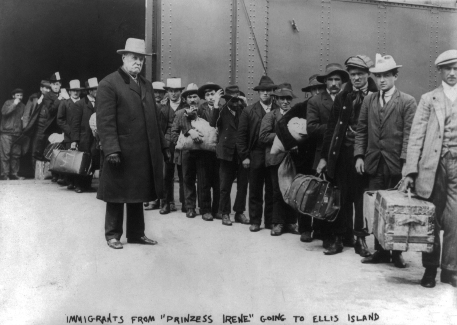 Immigrants from Prinzess Irene" going to Ellis Island", 1911 — historic photograph