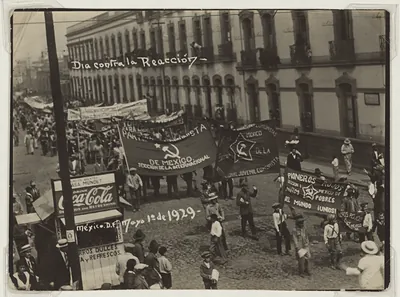 Procession banners reading "Día contra la reacción", Mexico City, 1929