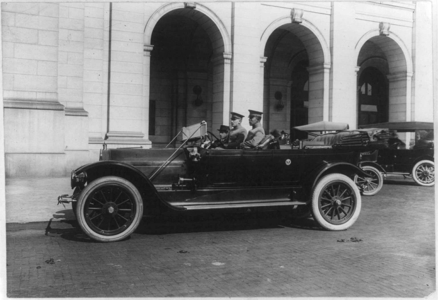 Official U.S. Government (Army?) automobile at the Union Station, Washington, D.C., [between 1909 and 1932] — historic photograph