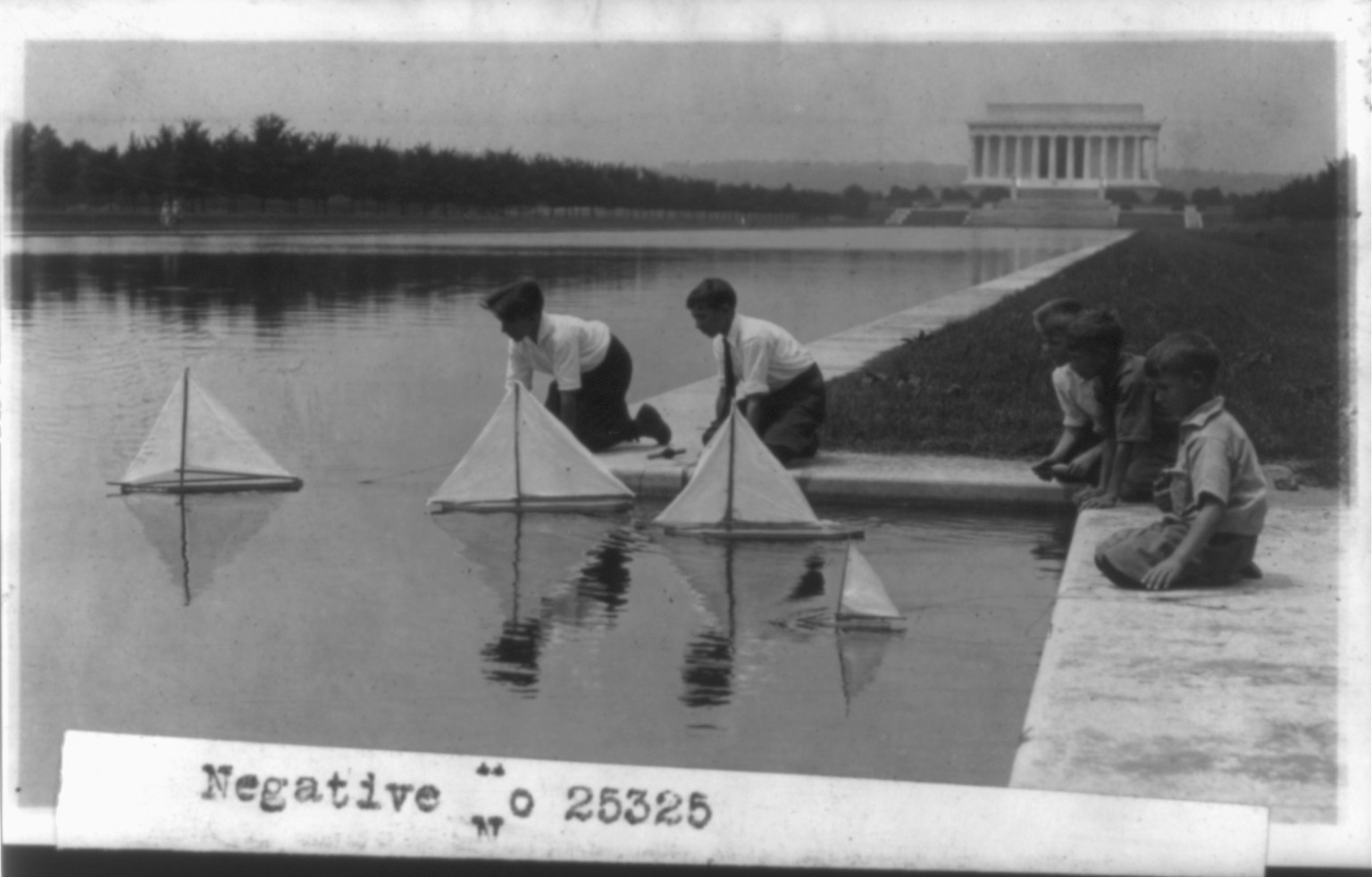 [Children with sailboats at Reflecting Pool; Lincoln Memorial in background, Washington, D.C.], [192-?] — historic photograph