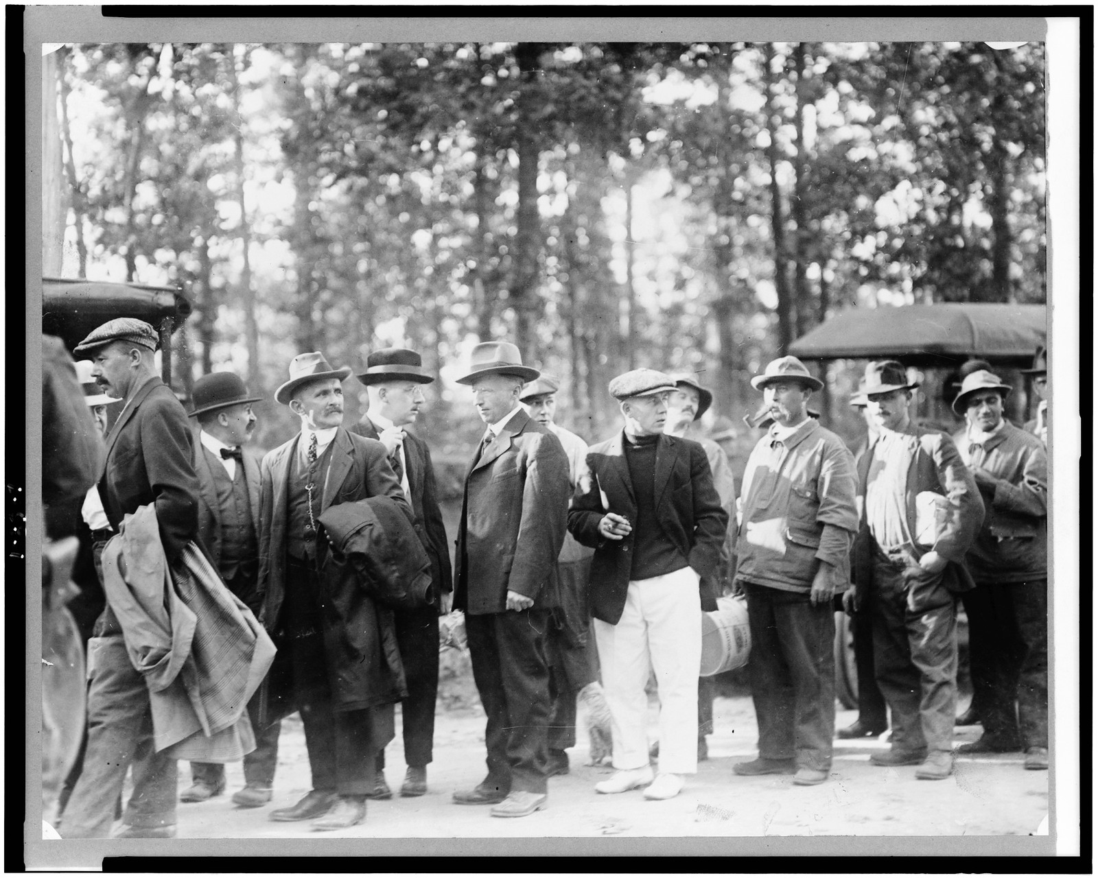 [Aliens standing in line during transfer from Fort McPherson to Fort Oglethorpe], [1918?] — historic photograph