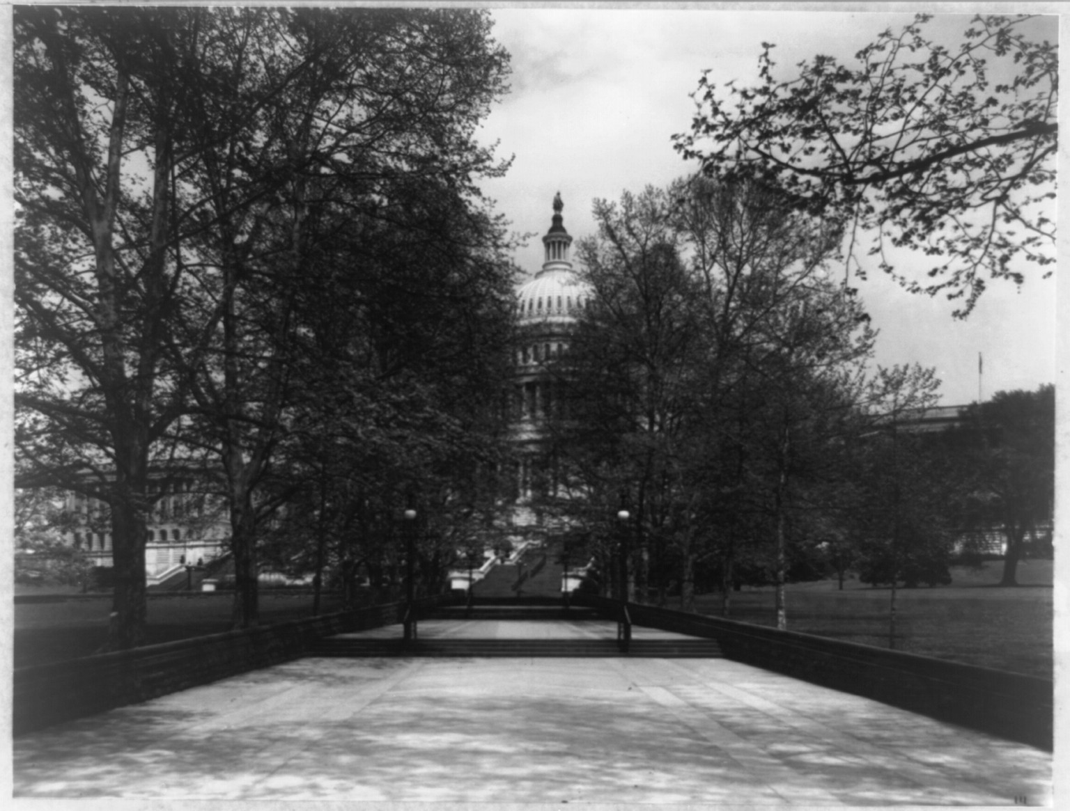 U.S. Capitol: Entrance from Maryland Avenue, showing dome, [between 1880 and 1940] — historic photograph