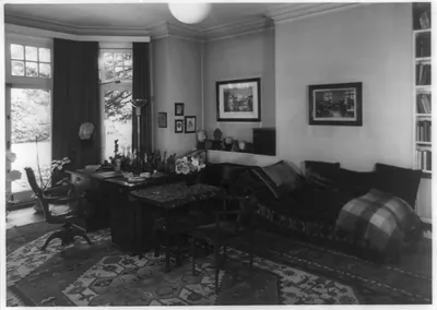 [Sigmund Freud's study, 20 Maresfield Gardens, London, with view of desk and couch]