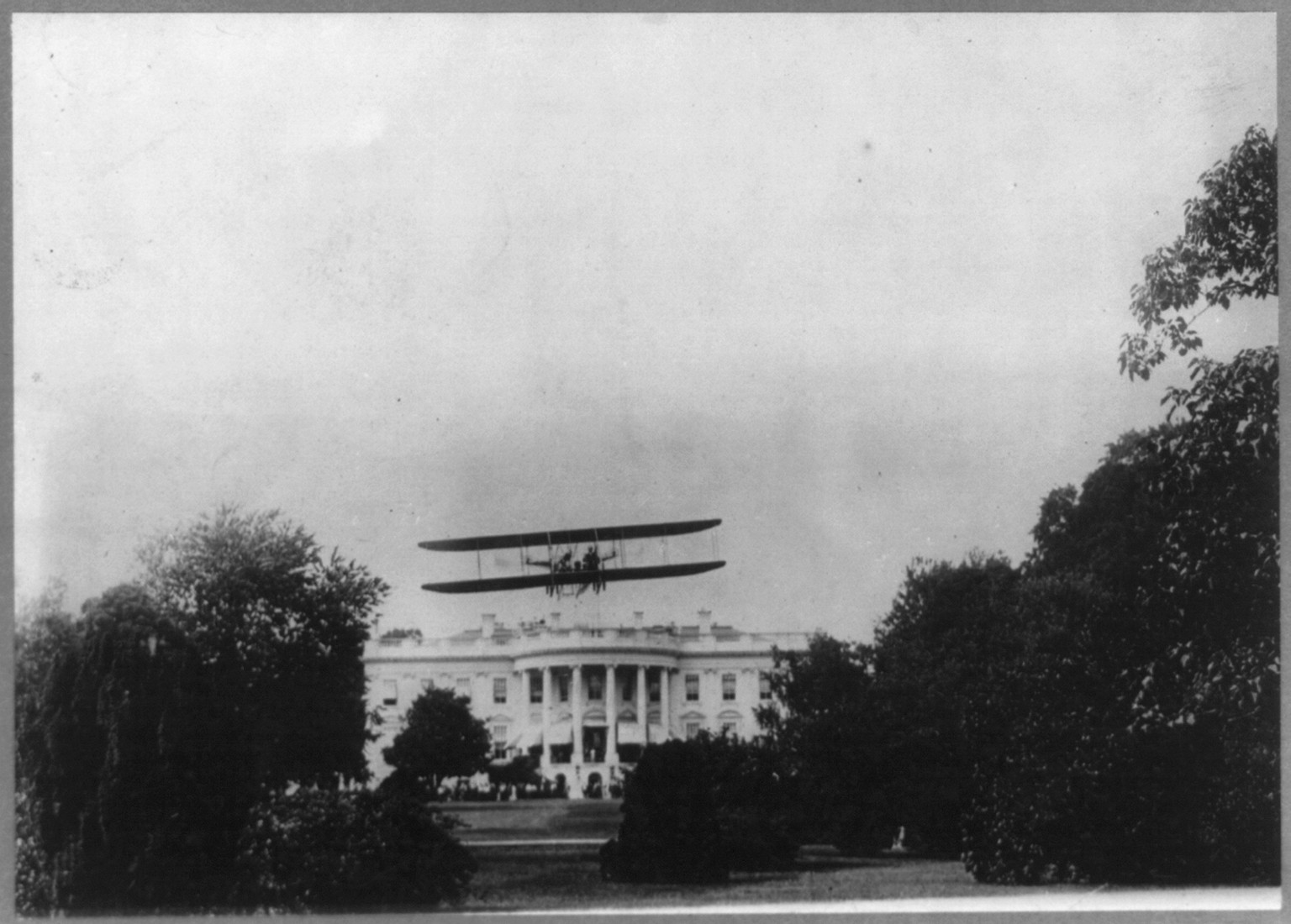 [Harry N. Atwood in biplane taking off from south lawn of the White House, Wash., D.C.] — historic photograph