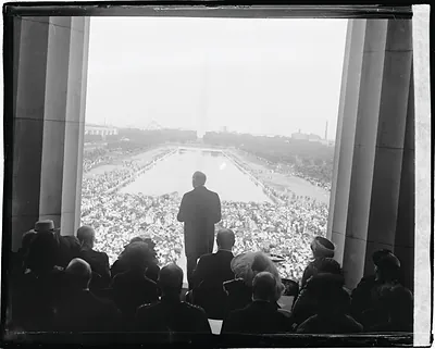 Speaker at Lincoln Memorial overlooking crowd by Reflecting Pool