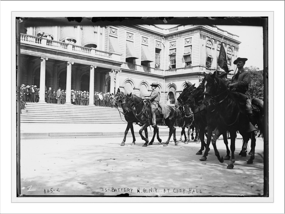 1st Battery U.S. Army troops on horse-back in front of City Hall, New York, 1909 — historic photograph