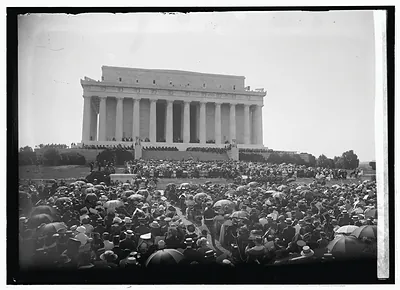 Large crowd with umbrellas before the Lincoln Memorial